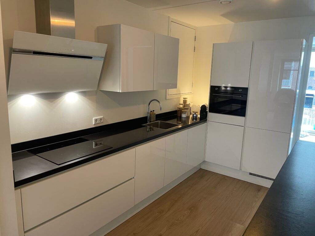 Hoogglans witte L-keuken